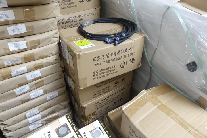 Konvolut Verlängerungskabel (1m Extension cables) Umfang: 4x Karton mit Inhalt